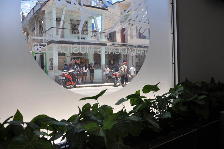 El Estudio de Grabaciones Eusebio Delfín, de Cienfuegos, dispone ahora de una instalación mucho más moderna y confortable. Vista del interior hacia la concurrida calle Gacel. /Foto: Karla Colarte