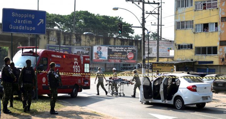 El “ajusticiamiento” de Evaldo dos Santos Rosa ha sido una muerte violenta más en ese Brasil en que a cada año ocurren 64 mil muertes violentas, pero Evaldo fue muerto por una patrulla del Ejército. Ahora hablan de incidente, error lamentable, pero nadie ha dado ninguna justificación para la presencia de los uniformados en la escena del asesinato. /Foto: tomada de Internet