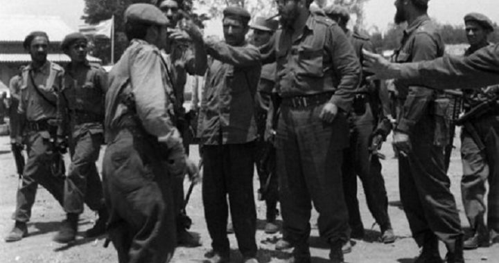 Fidel dialoga con los milicianos e imparte las órdenes de combate en Playa Girón, el 17 de abril de 1961. /Foto: Sitio Fidel Soldado de las Ideas.