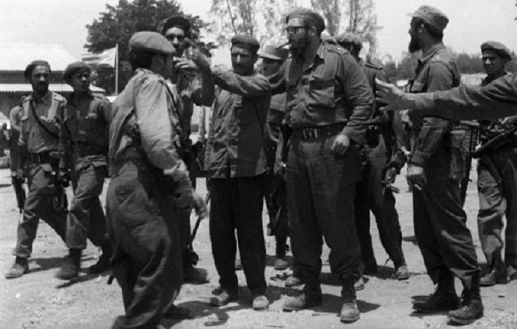 Fidel dialoga con los milicianos e imparte las órdenes de combate en Playa Girón, el 17 de abril de 1961. /Foto: Sitio Fidel Soldado de las Ideas.