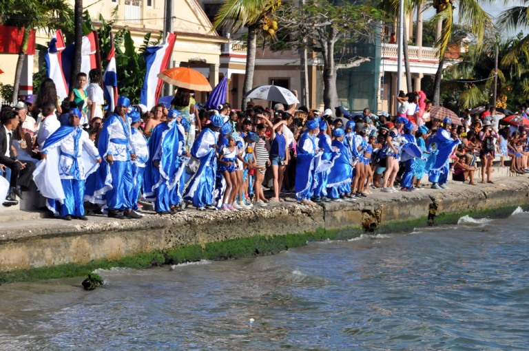 La comparsa de Los Moros Azules puso a arrollar a todos hasta los alrededores del centro recreativo Los Pinitos. /Foto: Juan Carlos Dorado