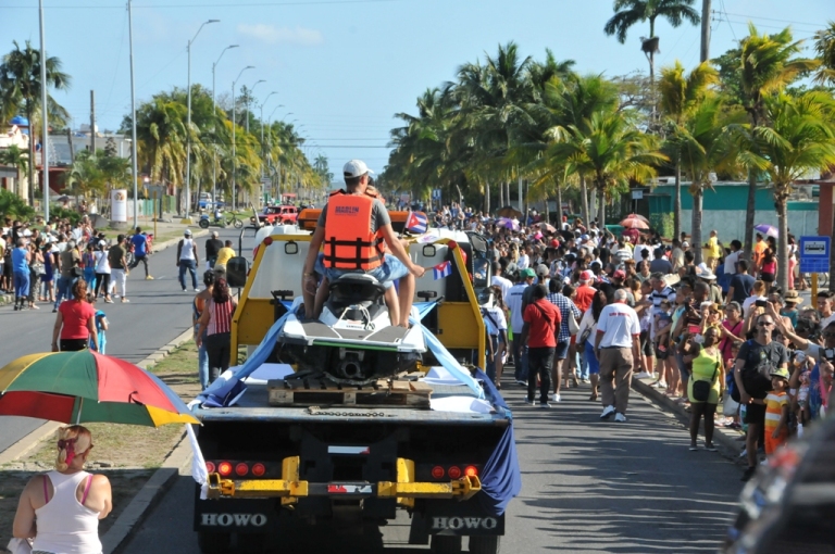 Cientos de cienfuegueros se sumaron al desfile por tierra durante la tarde inaugural del Festimar. /Foto: Juan Carlos Dorado