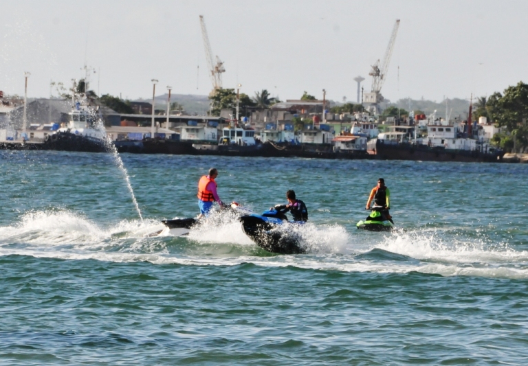 El espectáculo acuático con las motos aquabike hizo las delicias de los asistentes a la parada náutica. /Foto: Juan Carlos Dorado