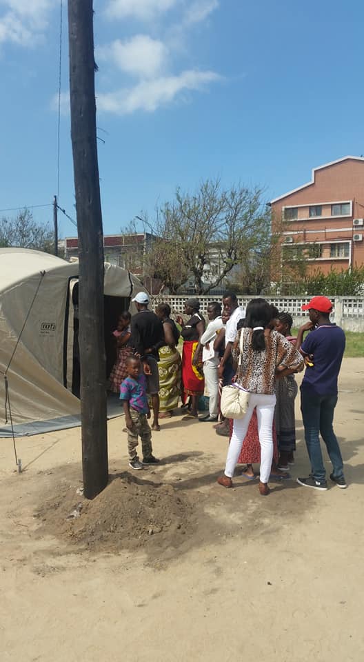 La línea de persona indica que los mozambicanos reciben ayuda médica en el hospital de campaña. /Foto: Cortesía de la Brigada Médica
