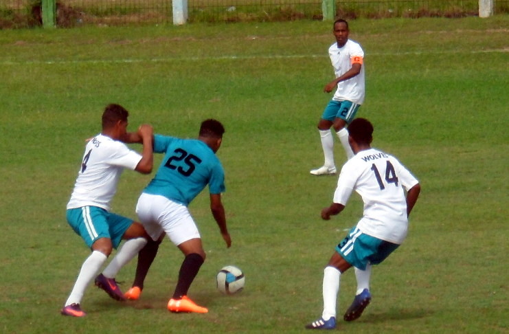 Muy trabado estuvo el juego en el medio campo.