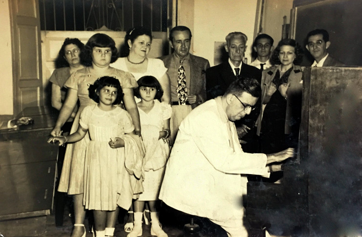 José Manuel Vázquez del Rey en una ejecución pianística para la familia de su hermano Antonio y profesores del Colegio Aguayo. /Foto: Cortesía de Bronia Mejías