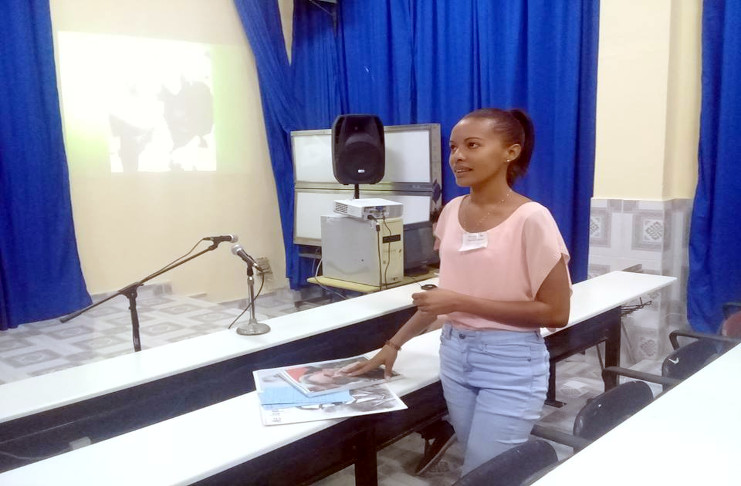Leatyanet Acea, joven maestra de Enseñanza Primaria, llevó al evento sus experiencias como educadora en la transmisión de valores y resaltar a la mujer en su labor social. /Magalys Chaviano