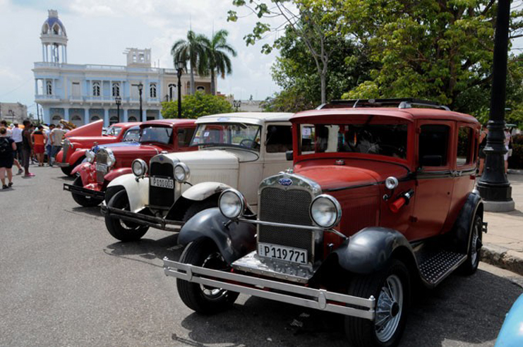 La exhibición de autos clásicos en el parque Martí se unirá a los festejos por el Bicentenario de Cienfuegos. /Foto: Juan Carlos Dorado