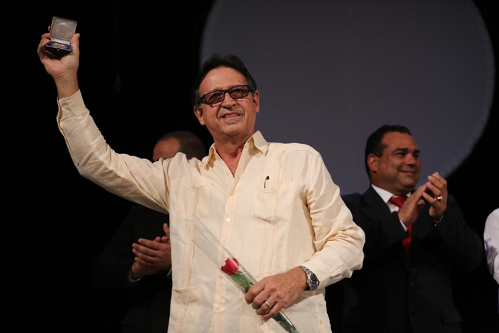 La Moneda Conmemorativa por el 200 Aniversario, le fue conferida a Miguel Rodríguez, conocido entre los cienfuegueros como Marcoleta, en honor al apellido de su padre, primer ortopédico de la provincia./ Foto: Aslam Castellón