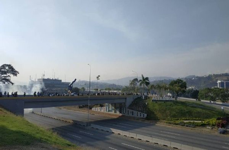 A tempranas horas de este martes un reducido grupo de militares (24 según reportes de último minuto) se ubicaron en el distribuidor Altamira, en el este de Caracas, para promover un golpe de Estado junto a la ultraderecha. /Foto: Telesur