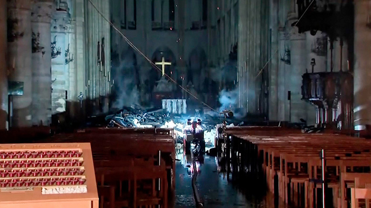 Daños al interior de la capilla principal de Notre-Dame. Dos tercios del techo y la aguja principal sucumbieron al fuego.