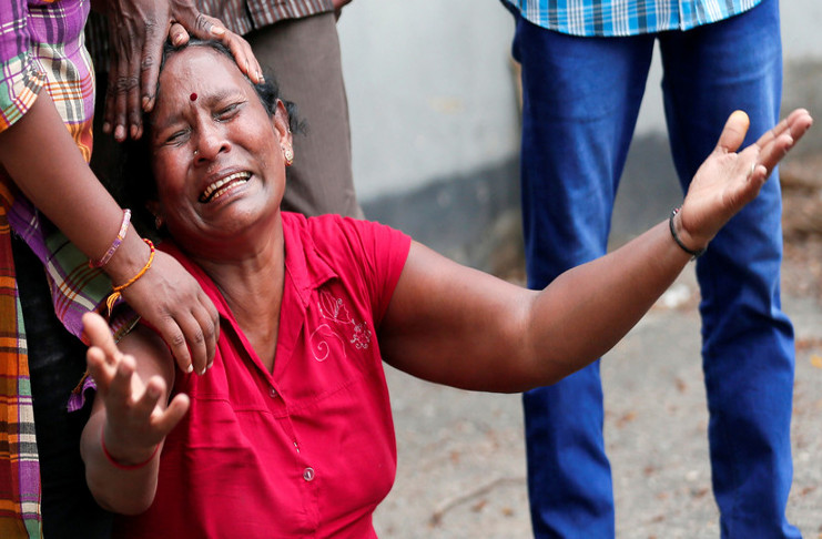 Familiar de una víctima de la explosión en el Santuario de San Antonio (Colombo, Sri Lanka), el 21 de abril de 2019. /Foto: Dinuka Liyanawatte (Reuters)