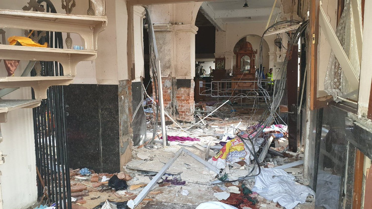 Destrozos al interior del santuario de San Antonio, Colombo tras el estallido. Fuentes aseguran que en este lugar se produjo el mayor número de victimas./Foto: Twitter