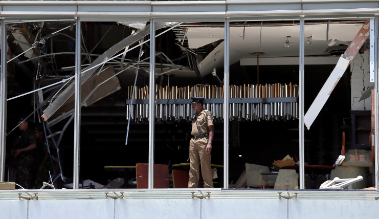 Policía custodia el área del restaurante de la segunda planta del Hotel Shangri-La Colombo /Foto: Dinuka Liyanawatte (Reuters)