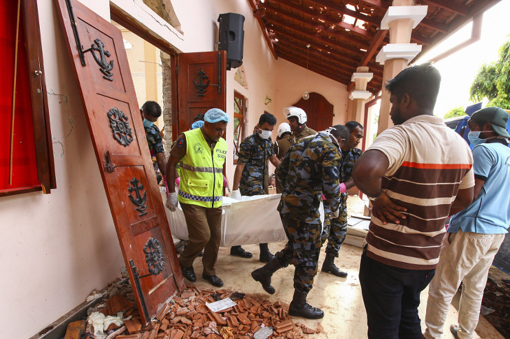 Labores de rescate en la iglesia de San Sebastián, Negombo./Foto: Chamila Karunarathne (AP)