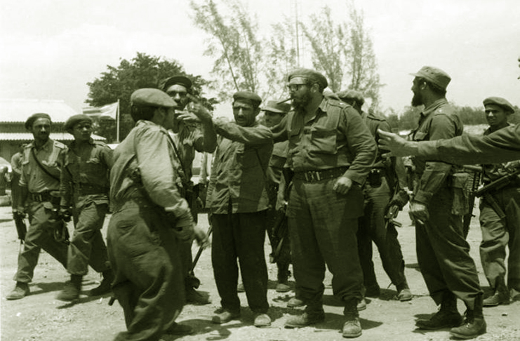 Fidel participó directamente en la toma de las principales decisiones en el mismo frente de combate.