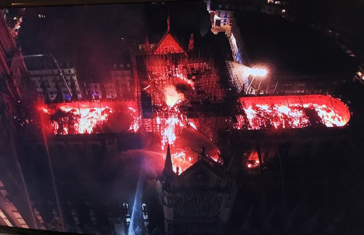 Sobrecogedora imagen captada con un dron de la policía. Avanzada ya la noche, tres cuartas partes de la catedral aún estaban en llamas. La publicó Alexandre Fremont, periodista de Radio France, en su cuenta en Twitter.