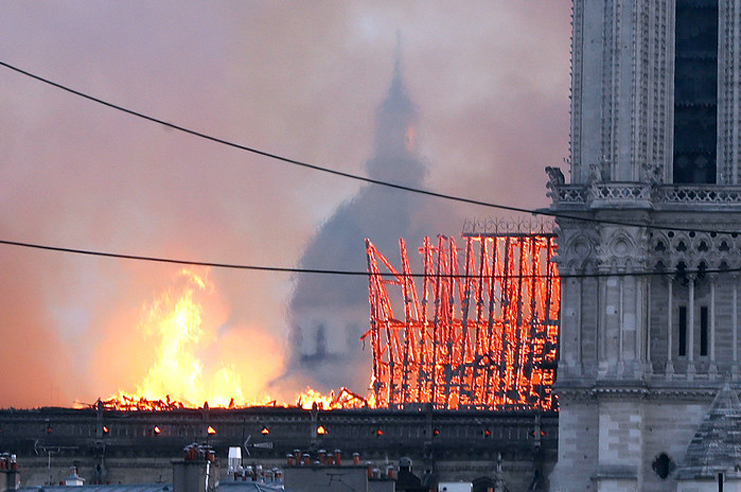 De acuerdo con los bomberos de la capital francesa, el incendio podría estar relacionado con los trabajos de restauración a que estaba siendo sometida la catedral de Notre-Dame.