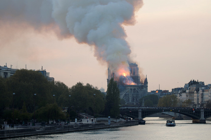 Las llamas y el humo del voraz incendio eran visibles desde distintos puntos de la capital parisina.