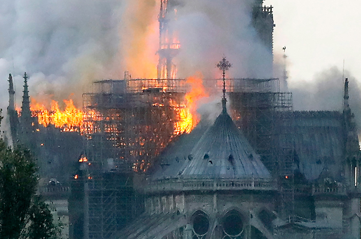 De acuerdo con los bomberos de la capital francesa, el incendio podría estar relacionado con los trabajos de restauración a que estaba siendo sometida la catedral de Notre-Dame.