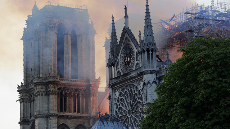 De acuerdo con los bomberos de la capital francesa, el incendio podría estar relacionado con los trabajos de restauración a que estaba siendo sometida la catedral de Notre-Dame.