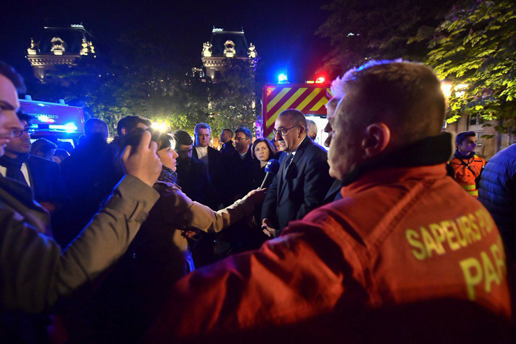 La estructura de la icónica catedral de Notre Dame de París, que este lunes se vio afectada por un devastador incendio, se ha salvado de la destrucción total, informó en declaraciones a BFMTV un comandante de la brigada de bomberos de París.