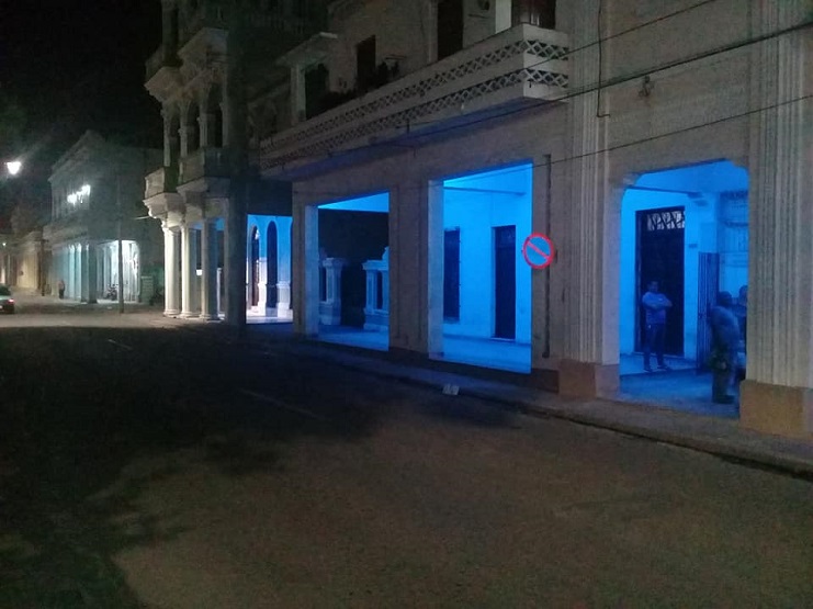 Momento en que se prueban las luces led./Foto: Cortesía de la Asamblea Provincial de Cienfuegos