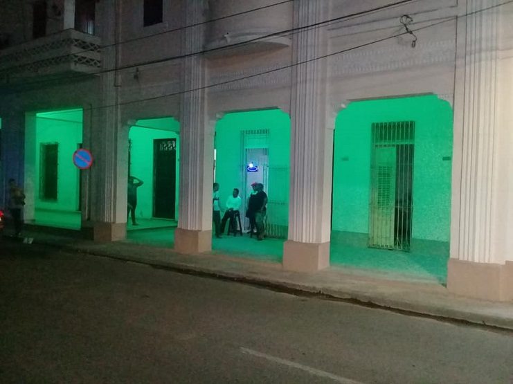 Momento en que se prueban las luces led./Foto: Cortesía de la Asamblea Provincial de Cienfuegos