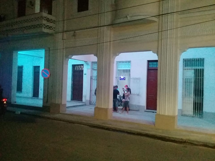 Momento en que se prueban las luces led./Foto: Cortesía de la Asamblea Provincial de Cienfuegos