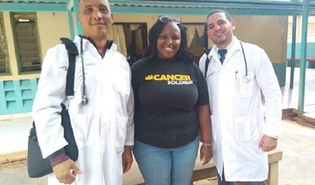 Médicos cubanos secuestrados en Kenya con una paciente. /Foto: The Star.