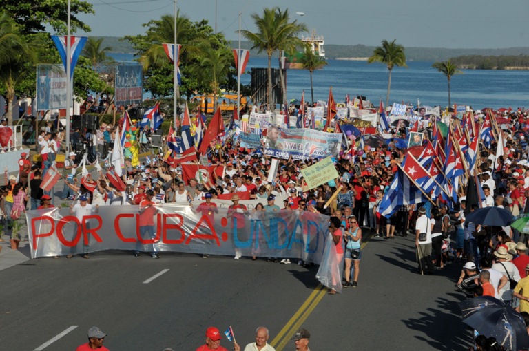 Los carteles de Unidad, Compromiso y Victoria no faltarán este miércoles en la zona del Malecón y la Plaza de la ciudad, donde tendrá lugar el desfile por el 1ro de Mayo en Cienfuegos./Foto: Juan Carlos Dorado (Centro de Documentación)