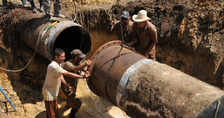 Los equipos de bombeo, las tuberías y las piezas de repuesto hay que debe ser adquiridas en Europa por el impacto del bloqueo en el mercado regional./ Foto: Juan Carlos Dorado