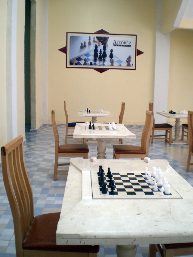 Suman 35 las mesas con sus tableros de mármol, cifra que amplía a 70 la capacidad de jugadores en el local. /Foto: Darilys