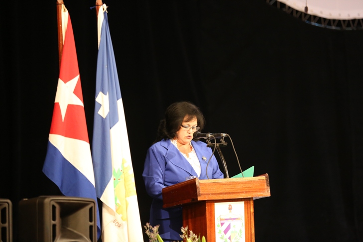 Mairelys Pernía Cordero al momento de leer la carta enviada por Juan Esteban Lazo Hernández, presidente de la Asamblea Nacional, a los presentes./Foto: Aslam Castellón