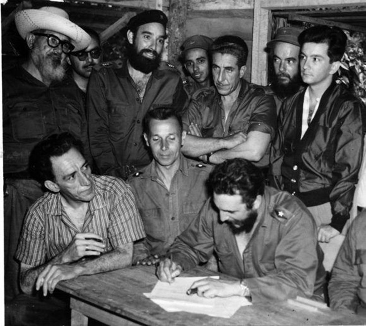 El Comandante en Jefe Fidel Castro firma la Ley de Reforma Agraria en la Comandancia de La Plata. /Foto: Sitio Fidel soldado de las ideas (Archivo)