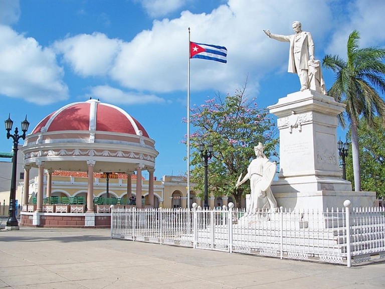 El conjunto escultórico a José Martí, en la ciudad de Cienfuegos, fue inaugurado el 10 de octubre de 1906. / Foto: Ildefonso Igorra
