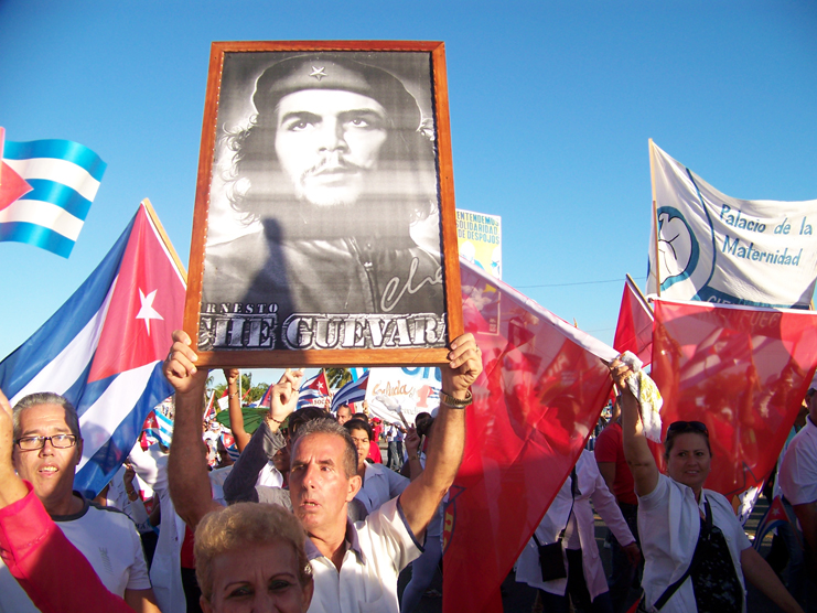 Decenas de miles de cienfuegueros marcharon en defensa del mantenimiento de la independencia y la continuidad del proyecto social escogido por la inmensa mayoría de los cubanos. /Foto: Efraín Cedeño