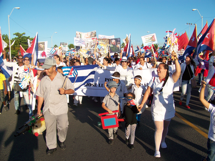 Decenas de miles de cienfuegueros marcharon en defensa del mantenimiento de la independencia y la continuidad del proyecto social escogido por la inmensa mayoría de los cubanos. /Foto: Efraín Cedeño