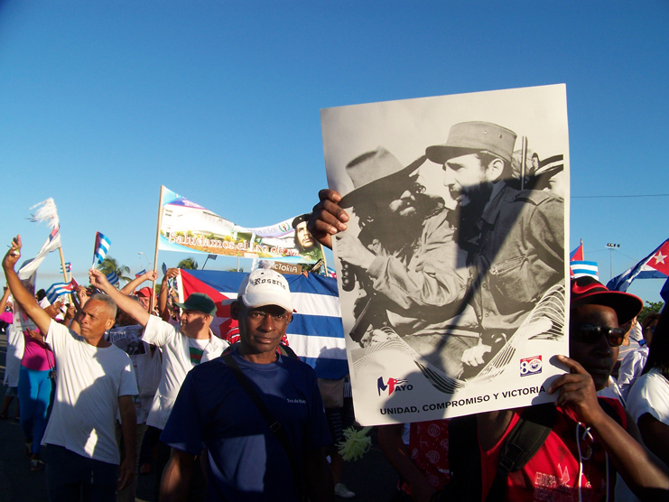 Decenas de miles de cienfuegueros marcharon en defensa del mantenimiento de la independencia y la continuidad del proyecto social escogido por la inmensa mayoría de los cubanos. /Foto: Efraín Cedeño