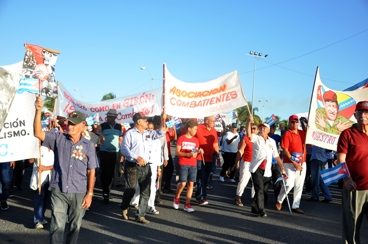 Decenas de miles de cienfuegueros marcharon en defensa del mantenimiento de la independencia y la continuidad del proyecto social escogido por la inmensa mayoría de los cubanos. /Foto: Karla Colarte