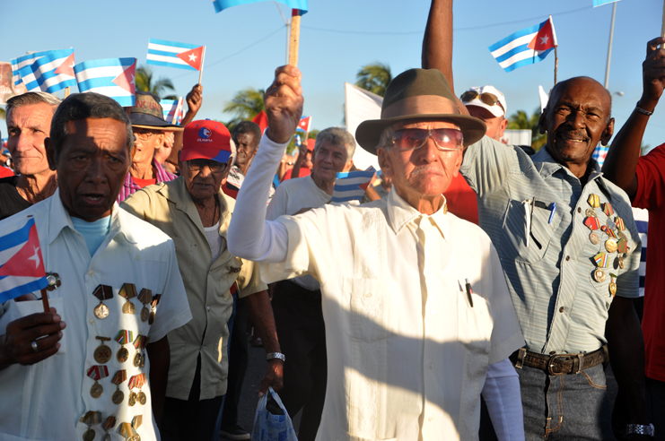 Decenas de miles de cienfuegueros marcharon en defensa del mantenimiento de la independencia y la continuidad del proyecto social escogido por la inmensa mayoría de los cubanos. /Foto: Karla Colarte