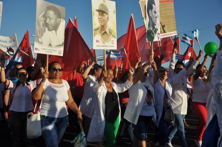 Decenas de miles de cienfuegueros marcharon en defensa del mantenimiento de la independencia y la continuidad del proyecto social escogido por la inmensa mayoría de los cubanos. /Foto: Karla Colarte
