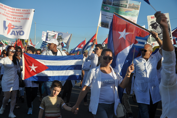 Decenas de miles de cienfuegueros marcharon en defensa del mantenimiento de la independencia y la continuidad del proyecto social escogido por la inmensa mayoría de los cubanos. /Foto: Karla Colarte