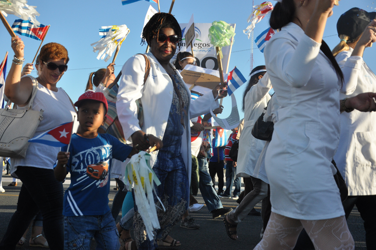 Decenas de miles de cienfuegueros marcharon en defensa del mantenimiento de la independencia y la continuidad del proyecto social escogido por la inmensa mayoría de los cubanos. /Foto: Karla Colarte