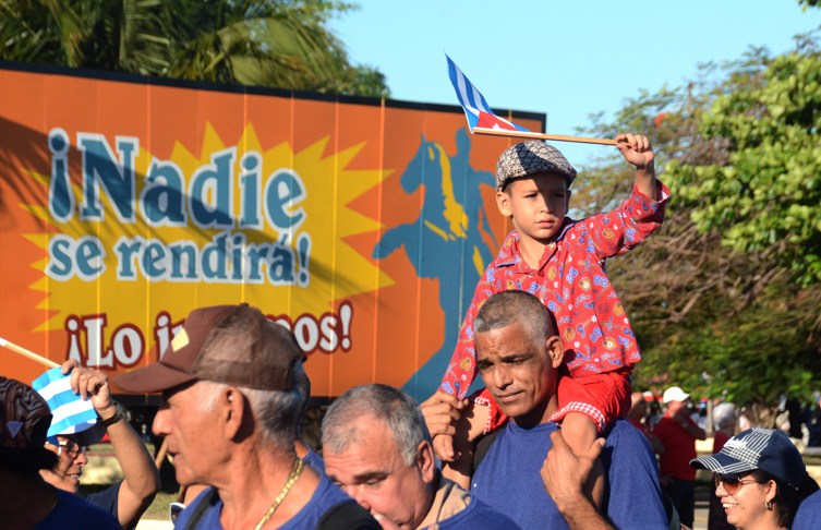 Desfile cienfueguero en saludo al Día Internacional de los Trabajadores, en la Plaza de Actos de la ciudad, Cuba, el 01 de mayo de 2019. Foto: Modesto Gutiérrez Cabo (ACN)