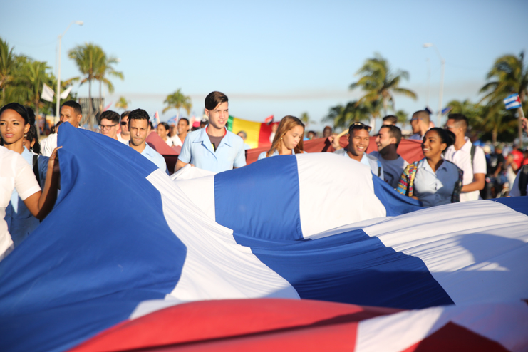 Decenas de miles de cienfuegueros marcharon en defensa del mantenimiento de la independencia y la continuidad del proyecto social escogido por la inmensa mayoría de los cubanos. /Foto: Aslam Castellón