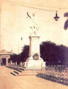 Para cuando se tomó esta foto (antes de la década del 20 del anterior siglo), todavía no había sido emplazada la escultura alegórica a la República. / Foto: Cortesía de la Oficina del Conservador