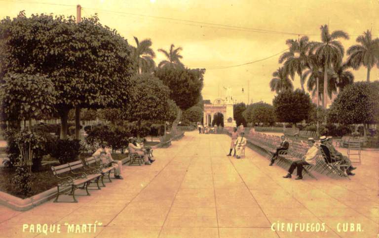 Al develarse el monumento a José Martí, el pavimentado de hormigón y los bancos ya eran una realidad en el parque fundacional de la ciudad de Cienfuegos. / Foto: Cortesía de la Oficina del Conservador.