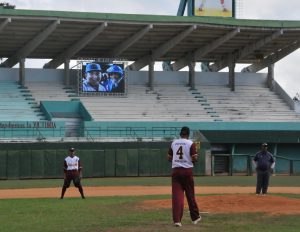 Entre innings, con audio, tendrá la función de animar al público; durante el juego, sin sonido, pondrá los resultados y números de los jugadores, según corresponda. /Foto: Juan Carlos Dorado
