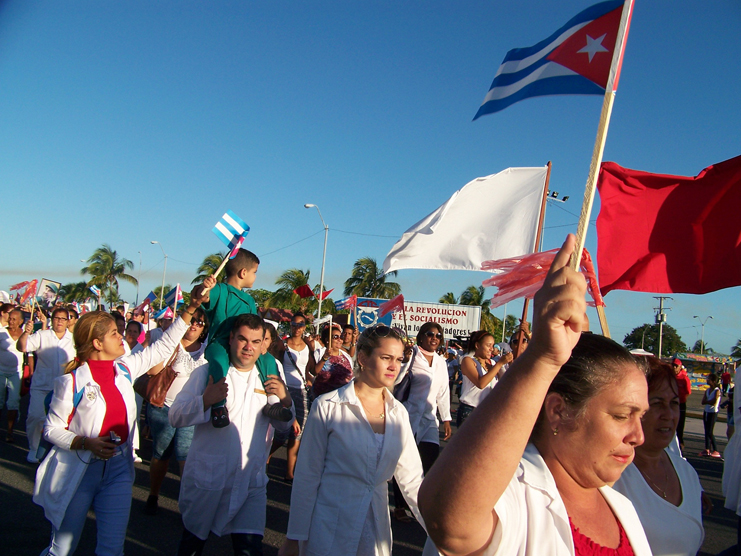 Decenas de miles de cienfuegueros marcharon en defensa del mantenimiento de la independencia y la continuidad del proyecto social escogido por la inmensa mayoría de los cubanos. /Foto: Efraín Cedeño